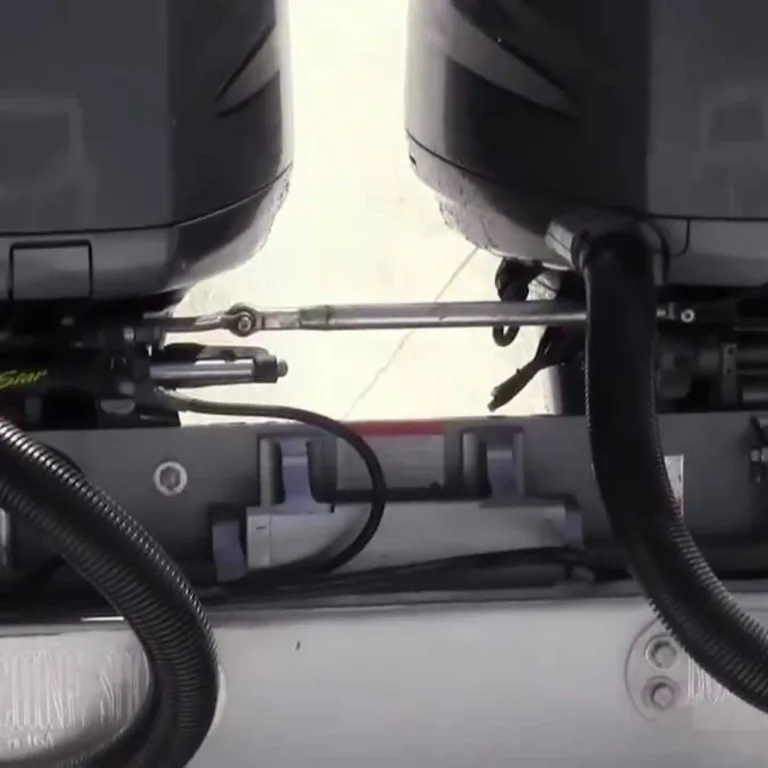 Bob´s Machine Double Jac, en Jackplate för dubbla utombordare. Max 2 x 550hk